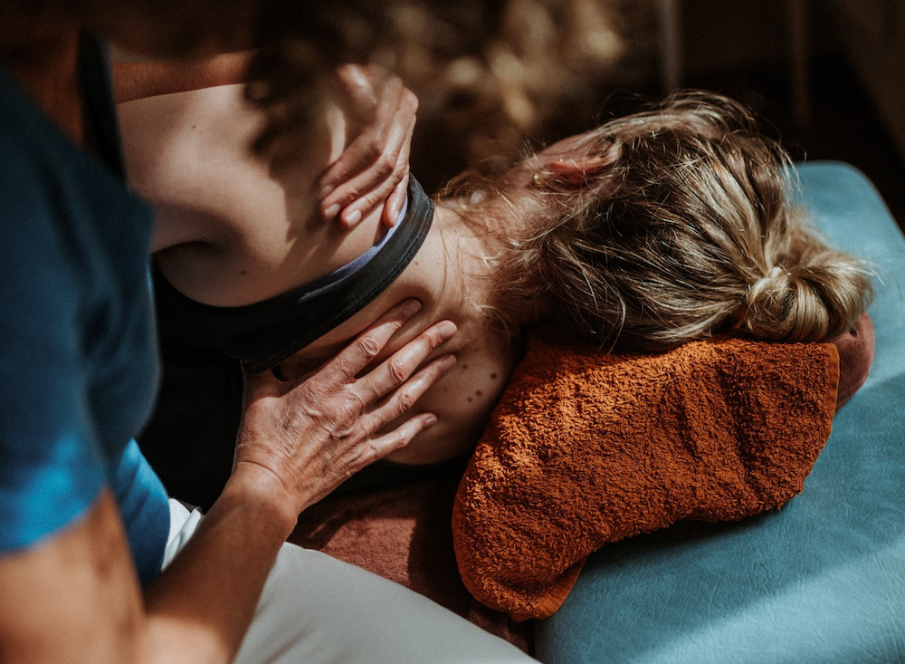 Die Hamburger Osteopathin Inga Gaertner während einer Behandlung
