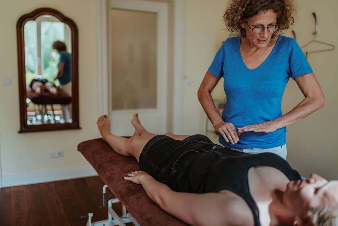 Osteopathin Inga Gaertner mit Patientin, Hamburg Ottensen