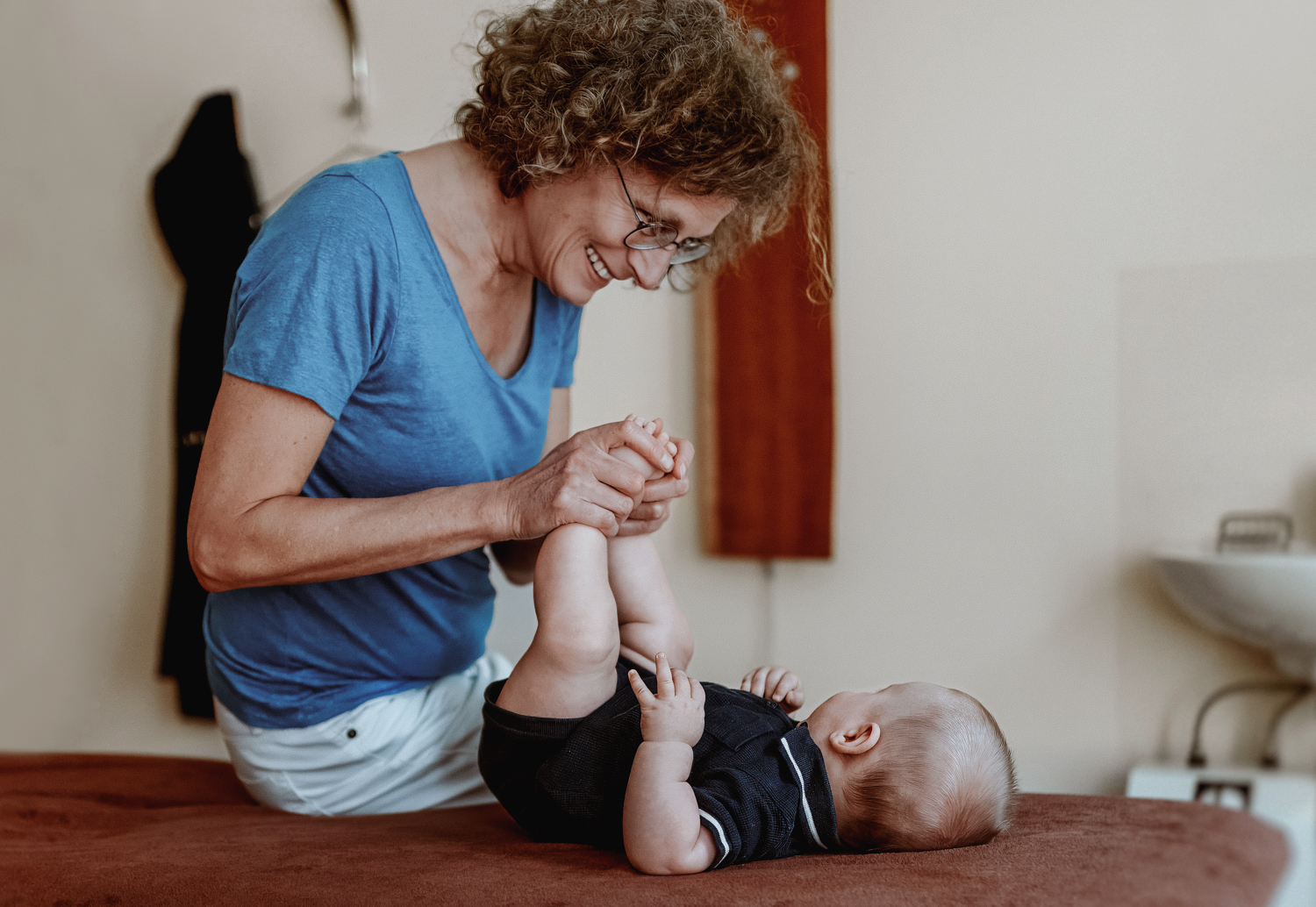Kinderosteopathin in Altona während einer Behandlung mit einem Baby