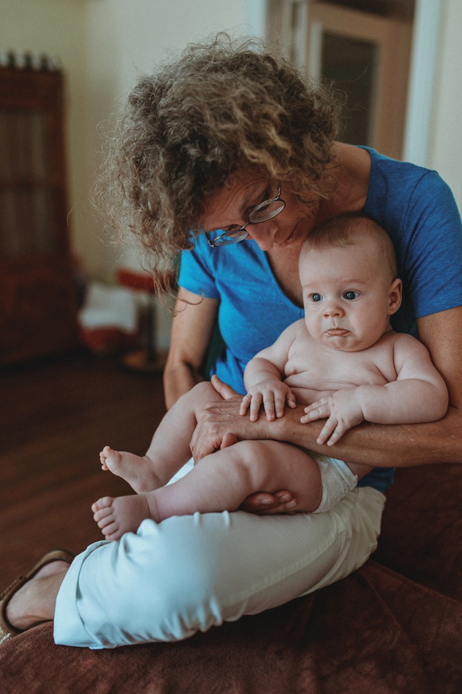 Osteopathin Hamburg Kinderosteopathie Inga Gaertner in Altona mit einem kleinen Patienten auf dem Schoß